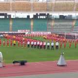 Bambini e ragazzi cominciano a formare la coreografia